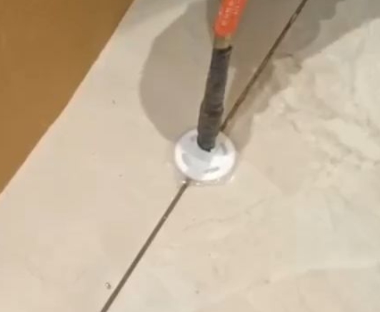 通榆瓷砖空鼓维修公司专业解答瓷砖在铺贴过程中，如果没有涂抹均匀到位的粘结材料（如水泥砂浆或瓷砖胶），可能会导致以下问题