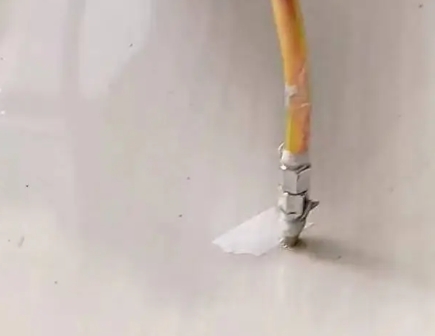 通榆瓷砖空鼓维修公司专业解答在瓷砖铺贴过程中，如果使用的砂料过粗（如全部使用了粗砂），可能会导致以下问题